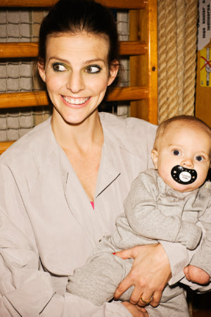 Jag och Yelverton fotograferade för tidningen MAMA 2009. Foto: Hans Ericksson. Anna Lindberg med sonen Yelverton fotograferade för tidningen MAMA 2009. Foto: Hans Ericksson.
