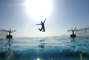 Motljus vid poolen under inspelningar av Mästarnas Mästare i Kalamata. Motljus vid poolen under inspelningar av Mästarnas Mästare i Kalamata.